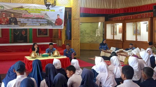 Kepala Disparbud Gowa, Ary Mahdin Asfari (tengah) didampingi Kepala Bidang Kebudayaan, Disparbud Gowa, Ikbal Thiro (kanan) dan pemateri di sela-sela Belajar Bersama di Museum Balla Lompoa, Senin, (20/04/2026). (Dok. Chaerani/Republiknews.co.id)
