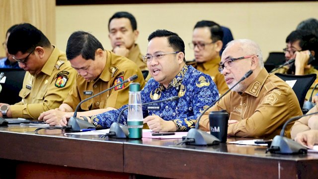 Wakil Bupati Gowa, Darmawangsyah Muin (kemeja Kopri) saat menghadiri Musrenbang Tematik Tingkat Provinsi Sulawesi Selatan Tahun 2027, di Ruang Rapat Pimpinan, Kantor Gubernur Sulsel, Senin (20/04/2026). (Dok. Humas Gowa) 