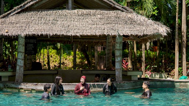 Pengunjung Bugis Waterpark Adventure saat menikmati salah satu wahana. Liburan bersama dengan harga terjangkau menjadi pilihan terbaik merayakan liburan disini. (Dok. Bugis Waterpark Adventure) 