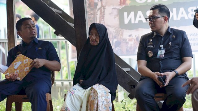Ket: Wali Kota Parepare, Tasming Hamid bersama Sekda Amarun Agung Hamka saat mengunjungi korban kebakaran di Lumpue