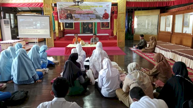 Sekretaris Disparbud Gowa, Nasrun bersama Kepala Bidang Kebudayaan Disparbud Gowa, Ikbal Thiro saat hadir dalam kegiatan Belajar di Museum yang dihadiri siswa-siswi sekolah Islam, di Museum Balla Lompoa, kemarin. (Dok. Istimewa) 