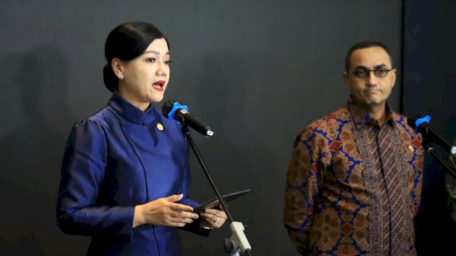 Ketua Dewan Komisioner Otoritas Jasa Keuangan, Friderica Widyasari Dewi didampingi Kepala Eksekutif Pengawas Pasar Modal, Keuangan Derivatif dan Bursa Karbon OJK Hasan Fawzi. (Dok. Otoritas Jasa Keuangan) 