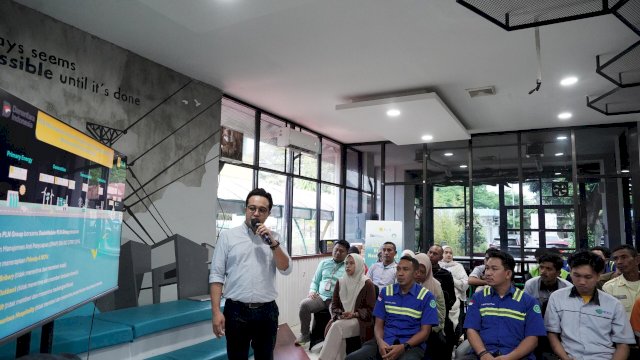 Tenaga ahli daya lingkup PLN UIP Sulawesi saat mengikuti sosialisasi penguatan pemahaman terkait integritas, kepatuhan, keselamatan kerja, serta pelayanan inklusif, di Kantor PLN UIP Sulawesi, Kamis, 16 April 2026 lalu. (Dok. Humas PLN UIP Sulawesi) 