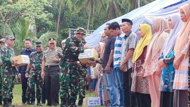 Dansatgas TMMD ke-128 Kodim 1415/Selayar, Letkol Czi Yudo Harianto, menyerahkan bantuan ke warga rentan. [IST]