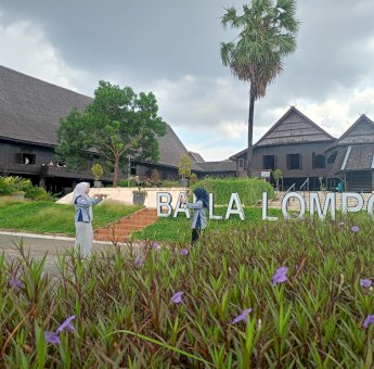 Pengunjung Kagumi Keindahan dan Keunikan Kawasan Museum Balla Lompoa