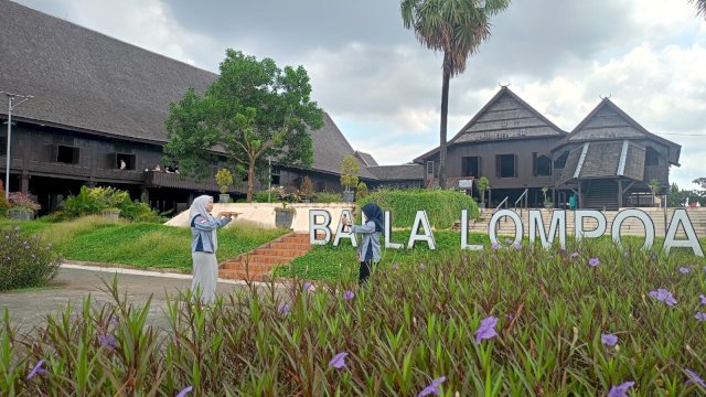 Salfitriani, Mahasiswa Universitas Negeri Makassar (UNM) (jilbab abu-abu) bersama rekannya saat menikmati suasana di Kawasan Museum Balla Lompoa, belum lama ini. (Dok. Chaerani/Republiknews.co.id)