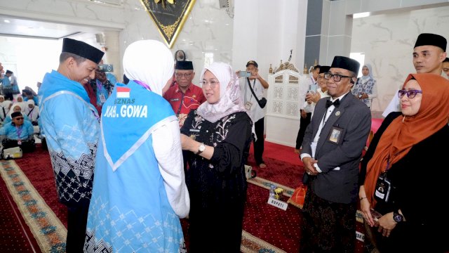 Bupati Gowa, Sitti Husniah Talenrang saat melepas secara simbolik JCH kloter pertama, di Masjid Agung Syekh, Kamis, (23/04/2026). (Dok. Humas Gowa) 