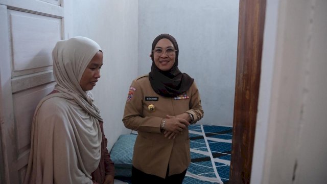 Bupati Gowa, Sitti Husniah Talenrang saat mengunjungi salah satu rumah yang masuk dalam bantuan bedah rumah bagi keluarga miskin ekstrem, di Kelurahan Tombolo, Kecamatan Somba Opu, kemarin. (Dok. Humas Gowa)