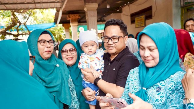 Wakil Bupati Gowa, Darmawangsyah Muin bersama Ketua TP PKK Kabupaten Gowa, Andi Tenri Indah Darmawangsyah saat menghadiri Imunisasi Zero Dose di Posyandu Bunga Masamba, Kelurahan Tombolo, Kecamatan Somba Opu, kemarin. (Dok. Humas Gowa) 