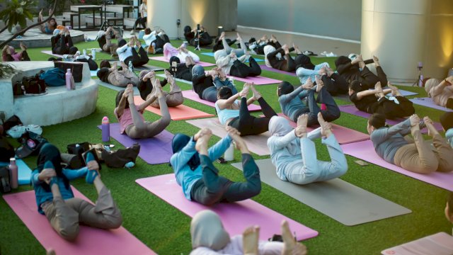 Antusias pengunjung mengikuti program Sunset Yoga, di area Creativille Rooftop NIPAH PARK. (Dok. NIPAH PARK) 
