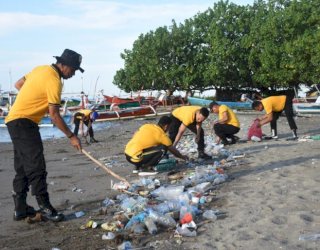 Polres Bulukumba Gelar Jumat Bersih, Pantai Merpati Disulap Kembali Bersih
