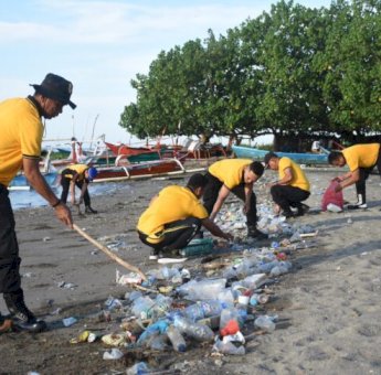 Polres Bulukumba Gelar Jumat Bersih, Pantai Merpati Disulap Kembali Bersih