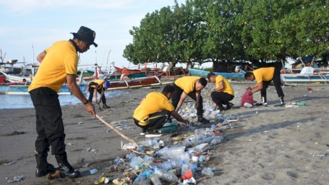 Wakapolres Bulukumba, Kompol H. Syafaruddin memimpin langsung kegiatan Jumat bersih di Pantai Merpati. [IST]