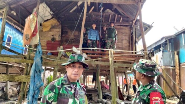 Gotong Royong TNI dan Warga, RTLH Andi Panawang Direhab di TMMD Selayar. [IST]