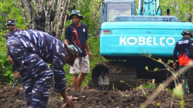 Gotong Royong TNI-Warga, Jalan Tani Selayar Mulai Terbuka. [Ist]