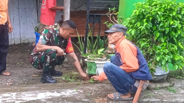 Babinsa Batangmata Sapo, Serda Nur Fajrin Syam sedang berinteraksi dengan warga binaannya. [IST]