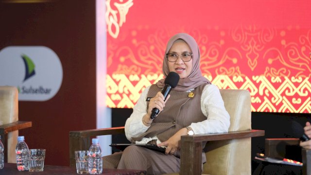 Bupati Gowa, Sitti Husniah Talenrang di sela-sela menjadi narasumber pada Talkshow Kartini bertajuk &ldquo;Makkunrai&rdquo; dengan tema "Perempuan dan Politik", di Phinisi Point Mall, Makassar, kemarin. (Dok. Humas Gowa) 