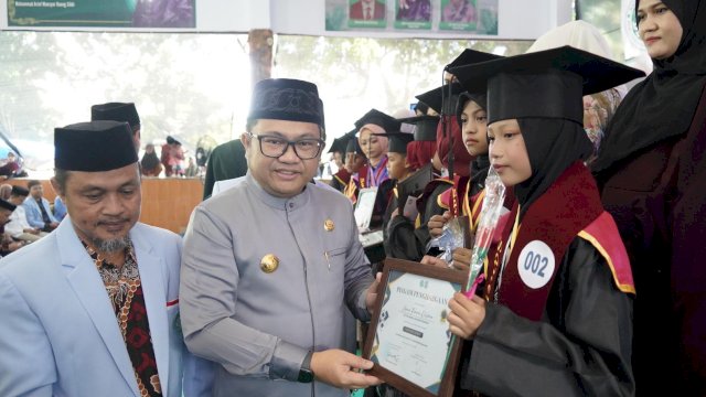 Wakil Bupati Gowa, Darmawansyah Muin saat menghadiri Wisuda Santri Ke-33 TK-TPA LPPTKA-BKPRMI DPK BKPRMI Bajeng Barat, di Pondok Pesantren Sultan Hasanuddin Pattunggalengang, Desa Paraikatte, Kecamatan Bajeng Barat, Minggu (26/04/2026). (Dok. Humas Gowa)