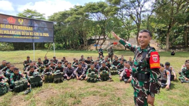 Dansatgas TMMD 128 Kodim 1415 Selayar, Letkol Czi Yudo Harianto saat memberikan pengarahan kepada personil Satgas TMMD. [IST]