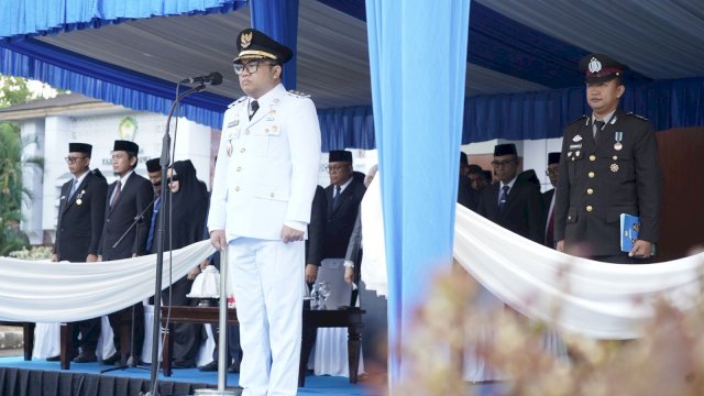 Wakil Bupati Gowa, Darmawangsyah Muin, saat memimpin Upacara Peringatan Hari OTODA Ke-30 Tahun 2026 Tingkat Kabupaten Gowa, di Lapangan Upacara Kantor Bupati Gowa, Senin (27/04/2026). (Dok. Humas Gowa) 