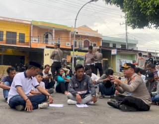 Duduk Bersama di Aspal, Kapolres Bulukumba Terima Aspirasi Pemuda Sapobonto