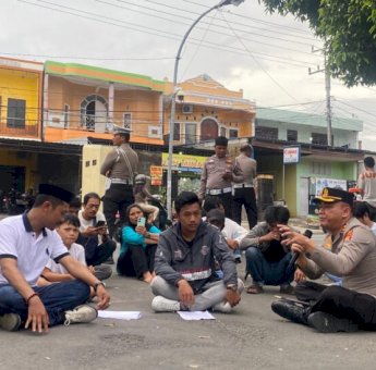 Duduk Bersama di Aspal, Kapolres Bulukumba Terima Aspirasi Pemuda Sapobonto