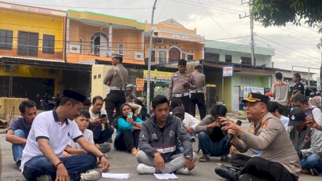 Kapolres Bulukumba, AKBP Restu Wijayanto Temui Massa Aksi di Jalan, Jelaskan Status Tersangka Anak Kasus Pencurian Sapi. [IST]