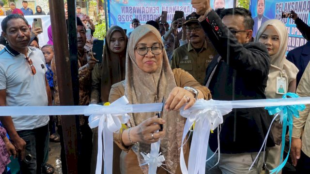 Bupati Gowa, Sitti Husniah Talenrang saat menghadiri peresmian bantuan bedah rumah, di Desa Jipang, Kecamatan Bontonompo Selatan, kemarin. (Dok. Humas Gowa) 