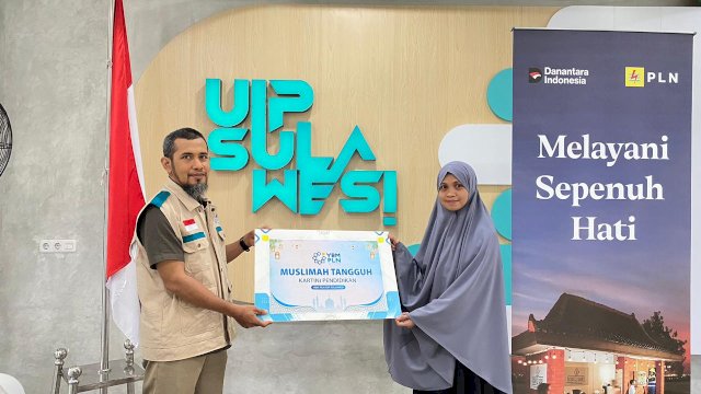 YBM PLN UIP Sulawesi saat memberikan insentif kepada salah satu penerima bantuan yang merupakan Program Kartini. (Dok. Humas PLN UIP Sulawesi)