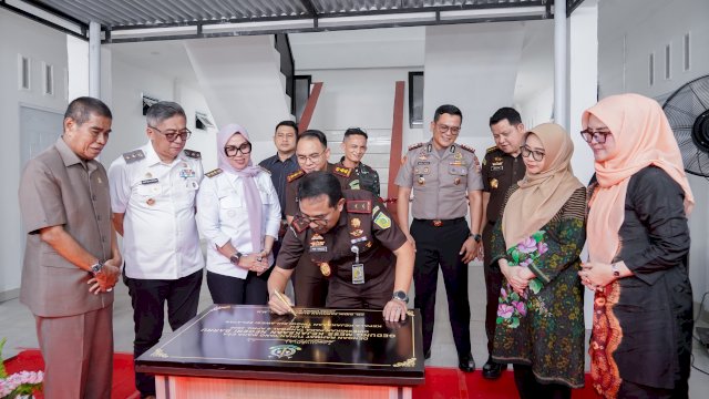 Ket: Pemkab Barru Hibahkan Mess Kejari