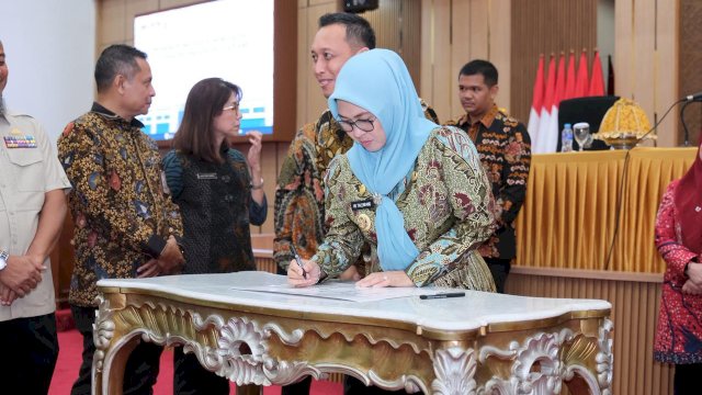 Bupati Gowa, Sitti Husniah Talenrang saat menghadiri Rapat Koordinasi Optimalisasi Kerja Sama Pemerintah Daerah bersama Kementerian ATR/BPN dan KPK, di Ruang Pola Kantor Gubernur Sulawesi Selatan, Rabu, (29/04/2026). (Dok. Humas Gowa) 
