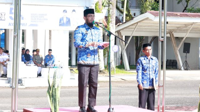 Ket: Asisten Administrasi Umum Setda Barru Andi Muhammad Batara Mappanyompa bertindak sebagai inspektur upacara