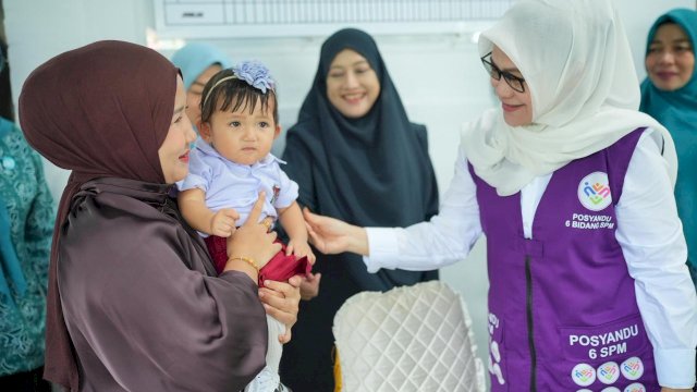 Ketua TP PKK Kabupaten Gowa, Andi Tenri Indah saat menghadiri Peringatan Hari Posyandu Nasional Tahun 2026, di Posyandu Matahari Rindam XIV Hasanuddin, Pakatto, Kecamatan Bontomarannu, kemarin. (Dok. Humas Gowa)