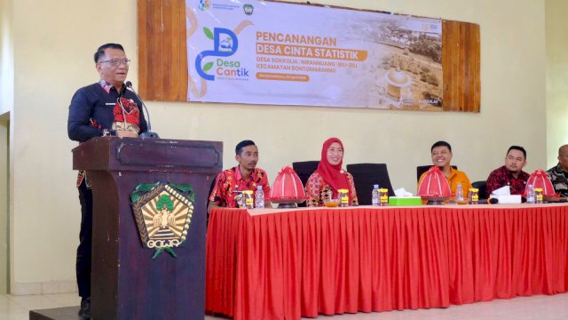 Sekretaris Daerah Kabupaten Gowa, Andy Azis Peter saat menghadiri Sosialisasi dan Pencanangan Program Desa Cantik yang dirangkaikan dengan persiapan Sensus Ekonomi 2026, di Aula Kantor Camat Bontomarannu, Kamis (30/04/2026). (Dok. Humas Gowa) 