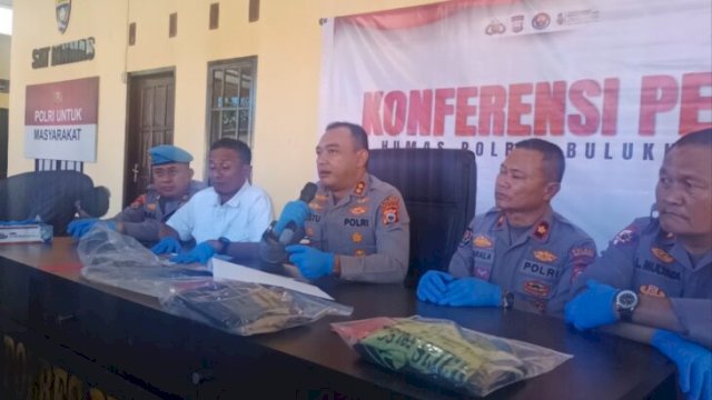 Kapolres Bulukumba, AKBP Restu Wijayanto (tengah) didampingi pejabat utama Polres dalam konferensi pers pengungkapan kasus pembunuhan sadis. [Doc]
