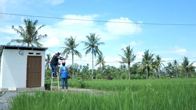 Melalui program Electrifying Agriculture (EA), petugas PLN tengah memasang kWh meter sebesar 3.500 Volt Ampere (VA) sehingga memberikan kemudahan proses pengairan dan biaya operasional yang lebih hemat bagi petani di Sulawesi Selatan. (Foto: Istimewa)