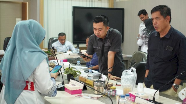 Anggota Komisi B DPRD Sulsel, Heriwawan berbincang dengan Sekretaris Dinas Koperasi dan UKM Sulsel, Andi Isma di sela-sela rapat kerja di kantor sementara DPRD Sulsel, Jalan AP Pettarani, Makassar, Rabu (1/4/2026). (Foto: Humas DPRD Sulsel)