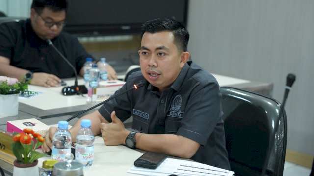 Anggota Komisi B DPRD Sulsel, Heriwawan saat rapat kerja dengan Dinas Koperasi dan UKM Provinsi Sulawesi Selatan di kantor sementara DPRD Sulsel, Jalan AP Pettarani, Makassar, Rabu (1/4/2026). (Foto: Humas DPRD Sulsel)