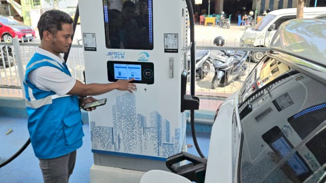 Petugas PLN tengah melakukan isi daya mobil listrik di SPKLU PLN UP3 Bulukumba. (Foto: Istimewa)