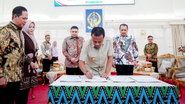 Gubernur Sulsel, Andi Sudirman Sulaiman saat menandatangani Perjanjian Kerja Sama (PKS) pembangunan Pengolahan Sampah menjadi Energi Listrik (PSEL) di Rumah Jabatan Gubernur Sulsel, Sabtu (4/4/2026). (Foto: Istimewa)