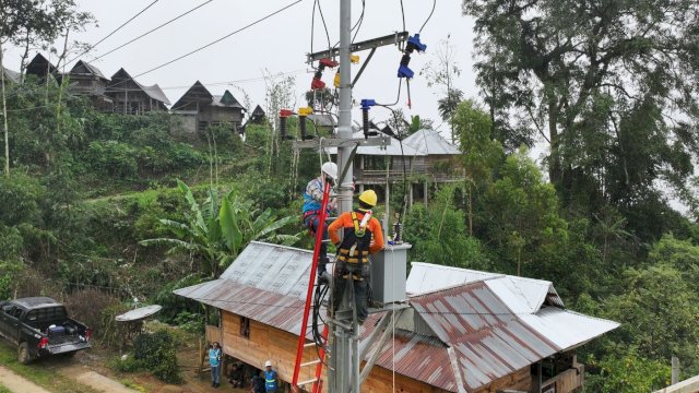 Ilustrasi petugas PLN saat memasang jaringan listrik di pedesaan. (Foto: Istimewa)