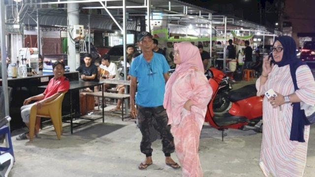 Wakil Bupati Sidrap, Nurkanaah saat meninjau langsung penataan lapak UMKM di kawasan Kandang&rsquo;e, Panca Rijang, Sidrap, Sabtu (4/4/2026) malam. (Foto: Humas Pemkab Sidrap)