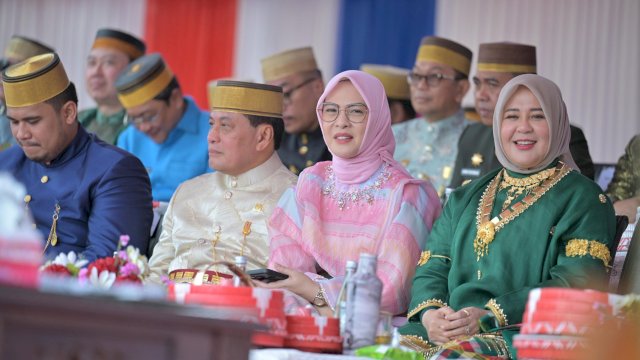 Ketua DPRD Provinsi Sulawesi Selatan, Andi Rachmatika Dewi turut menghadiri puncak peringatan HUT Kabupaten Bone ke-696 yang digelar di halaman Rumah Jabatan Bupati Bone, Senin (6/4/2026). (Foto: Istimewa)