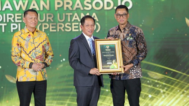 Penyerahan penghargaan Green Leadership PROPER oleh Menteri Lingkungan Hidup/Kepala Badan Pengendalian Lingkungan Hidup, Hanif Faisol Nurofiq kepada Direktur Utama PLN, Darmawan Prasodjo pada ajang Anugerah Lingkungan PROPER 2025 di Jakarta, Selasa (7/4/2026). (Foto: Istimewa)