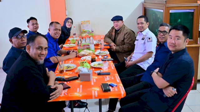 Sekretaris Jenderal DPP Partai NasDem, Hermawi Taslim saat ngopi bareng pengurus DPW NasDem Sulsel di Warkop Phoenam, Jalan Boulevard, Makassar, Kamis (9/4/2026). (Foto: Istimewa)