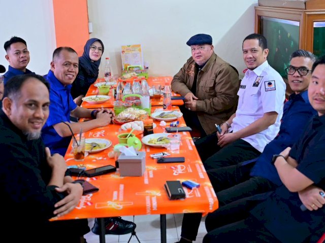 Transit di Makassar, Sekjen Hermawi Taslim Sempatkan Ngopi Bareng Pengurus NasDem Sulsel