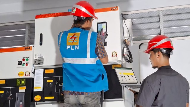 Petugas tengah memasang kWh meter pelanggan di galangan kapal Kabupaten Barru, Sulawesi Selatan. (Foto: Istimewa)