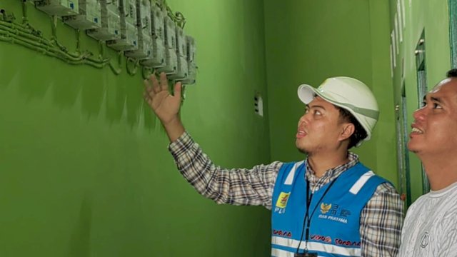 Ilustrasi petugas PLN tengah melayani masyarakat dalam pasokan kelistrikan. (Foto: Istimewa)