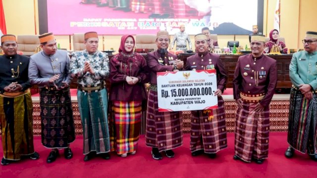 Gubernur Sulsel, Andi Sudirman Sulaiman saat menghadiri Rapat Paripurna Peringatan Hari Jadi Wajo ke-627 tahun di Kantor Bupati Wajo, Kamis (9/4/2026). (Foto: Istimewa)