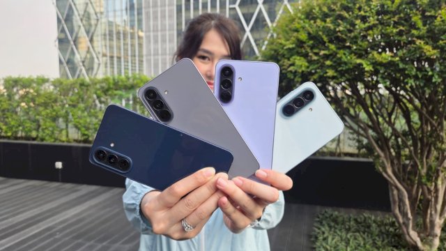 Pilihan warna Awesome Navy, Awesome Gray, Awesome Lilac, dan Awesome Icy Blue pada ponsel Samsung Galaxy A57 5G. (Foto: Istimewa)
